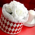 Round box 20cm white with red rhomb